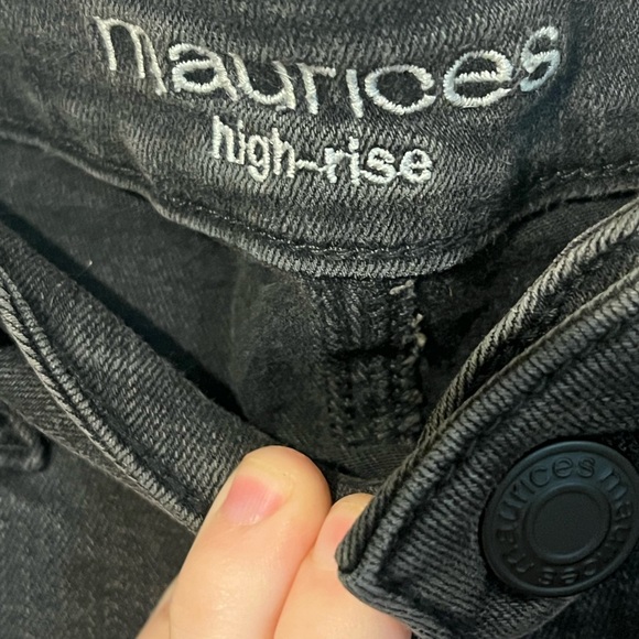 Maurice’s Medium Charcoal Buffalo Plaid with Frayed and Distressed Jeans - Picture 4 of 5